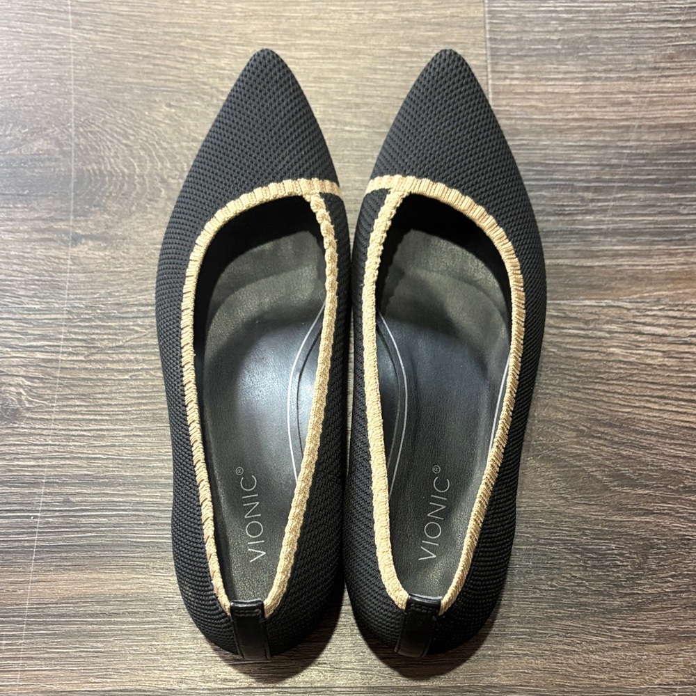 Vionic Black and tan pointed toe knit flats